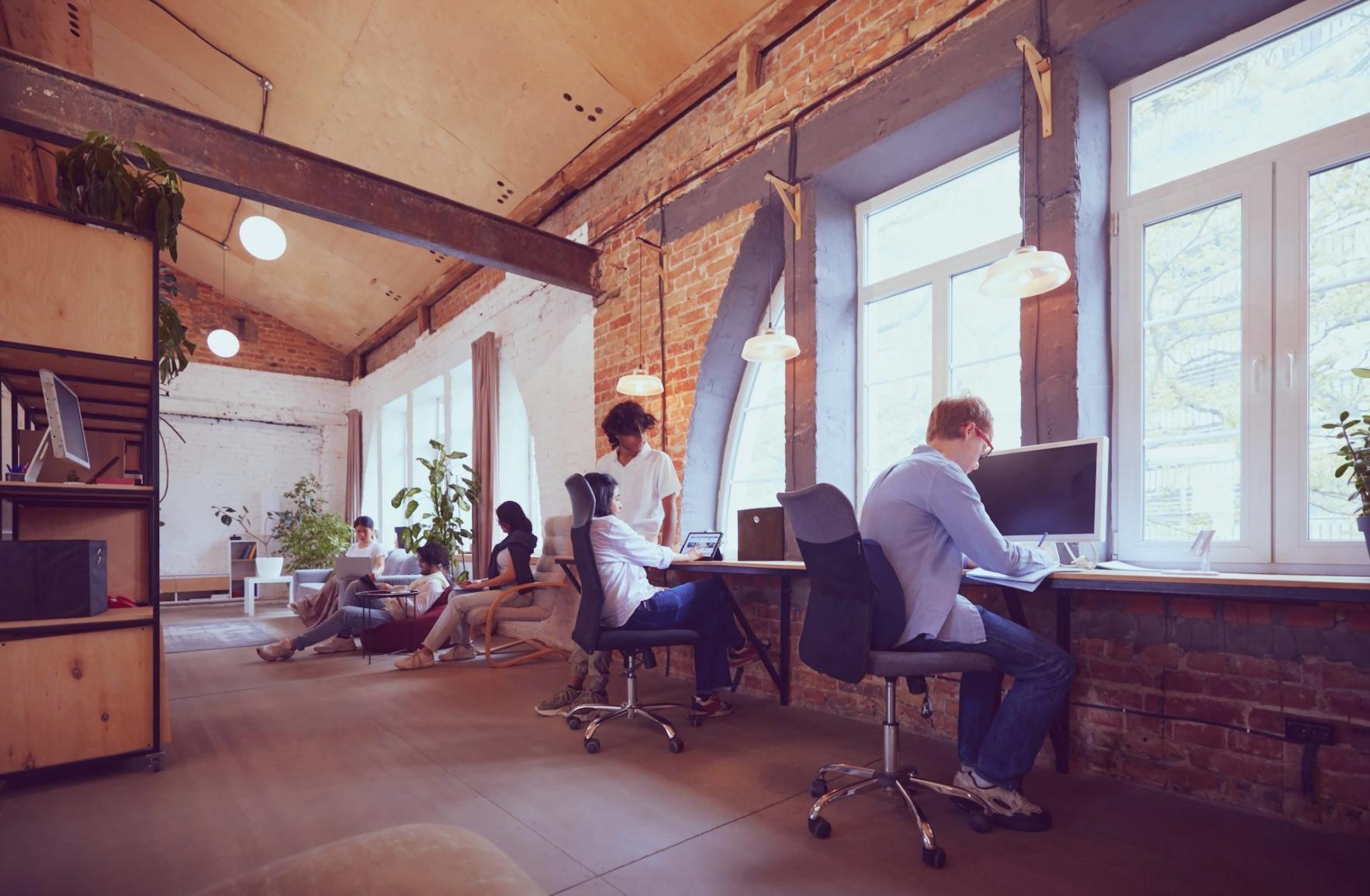 Partecipante al seminario di SEO mobile concentrato sullo schermo