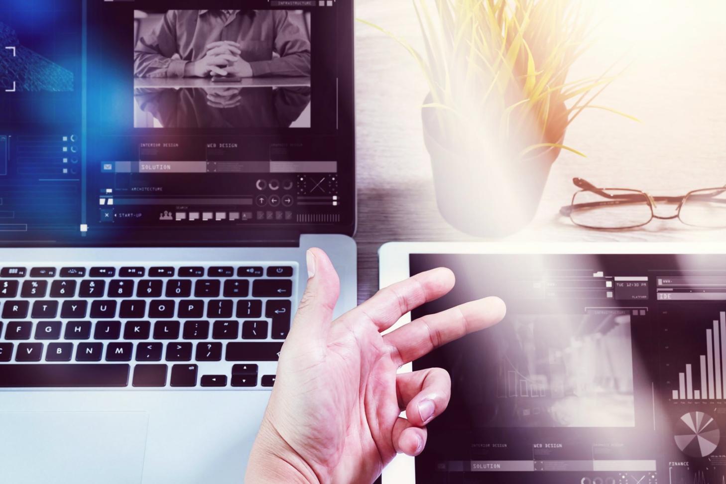 Partecipanti durante una sessione di studio SEO